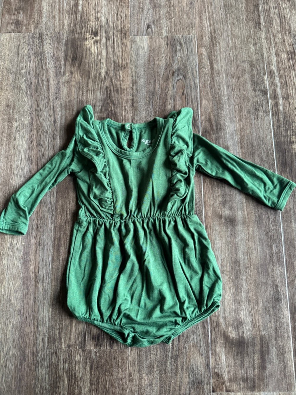 Kyte BABY Green Ruffle Long Sleeve One-Piece Bodysuit